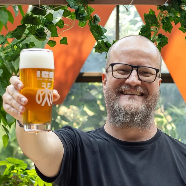 Antonio Rodriguez-Giralt raising a glass at ICB